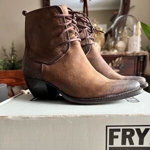 Frye Sacha Chukka Boots in Brown leather